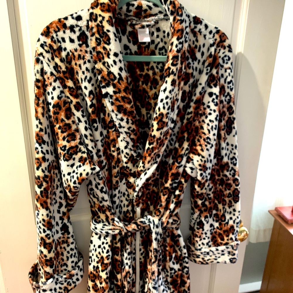 Plush animal print robe. 1X. Covington brand.